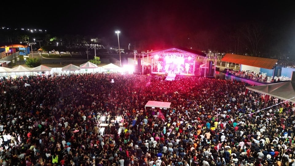 O agito acontece nos dias 10, 11 e 12 de maio, no já tradicional Centro de Eventos Alexandrina Alves de Freitas, em Pedra Preta, e faz parte da comemoração dos 49 anos da cidade. E não tem presente melhor do que esse: muita música, gente animada e aquele clima de alegria que só a Mika Preta tem!
